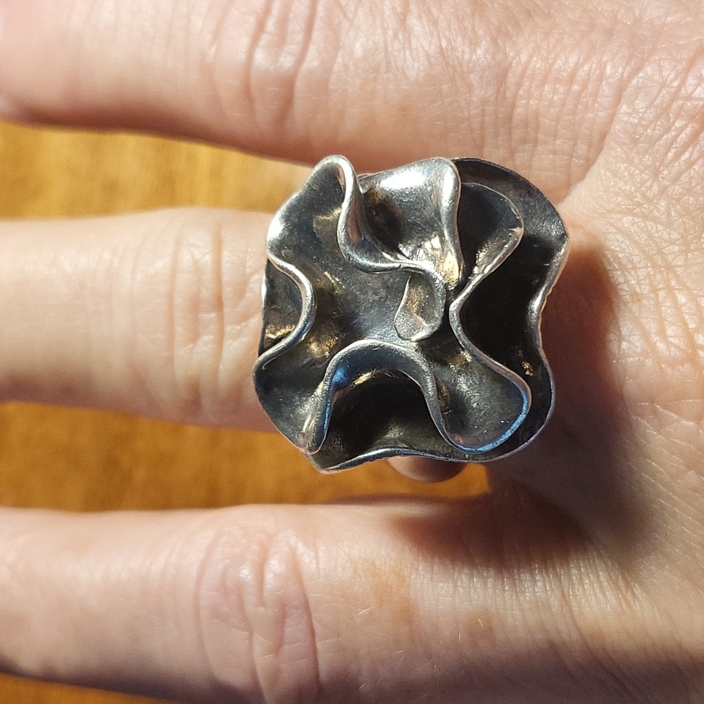 Retired Silpada .925 Sterling Silver blooming flower ring